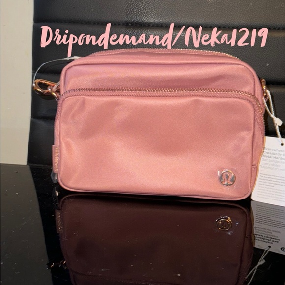 Lululemon Everywhere Crossbody Bag 2L Metal Hardware- Spiced Chai/Rose Gold - Picture 4 of 8